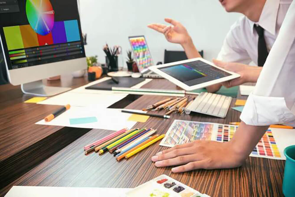 Отдел дизайна обсуждает цветовые решения сайта